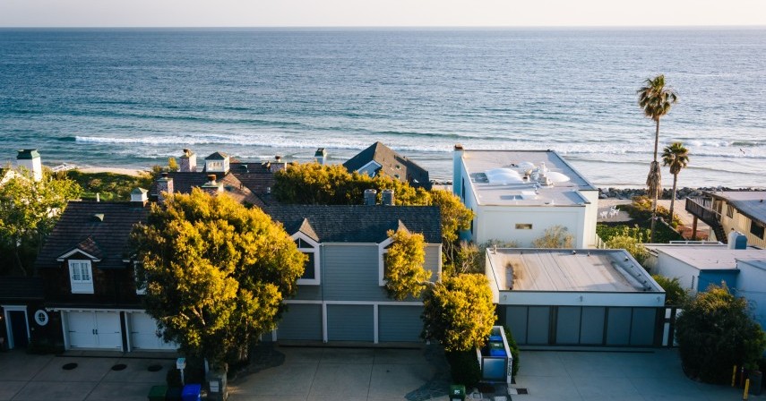10 Celebrity Homes That Will Be Up For Grabs in 2017